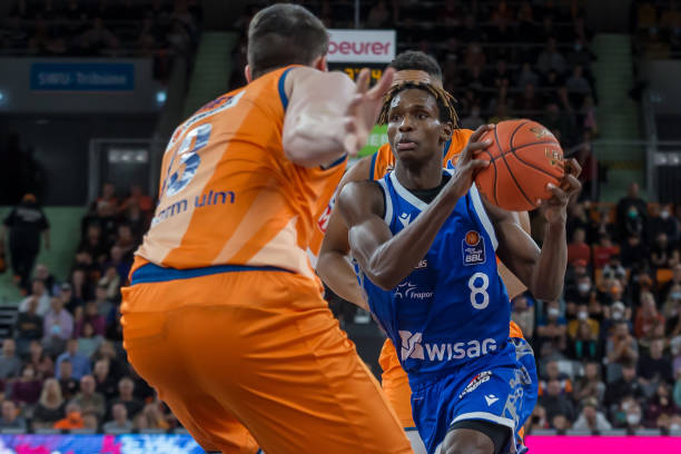 触球果断 触球果断